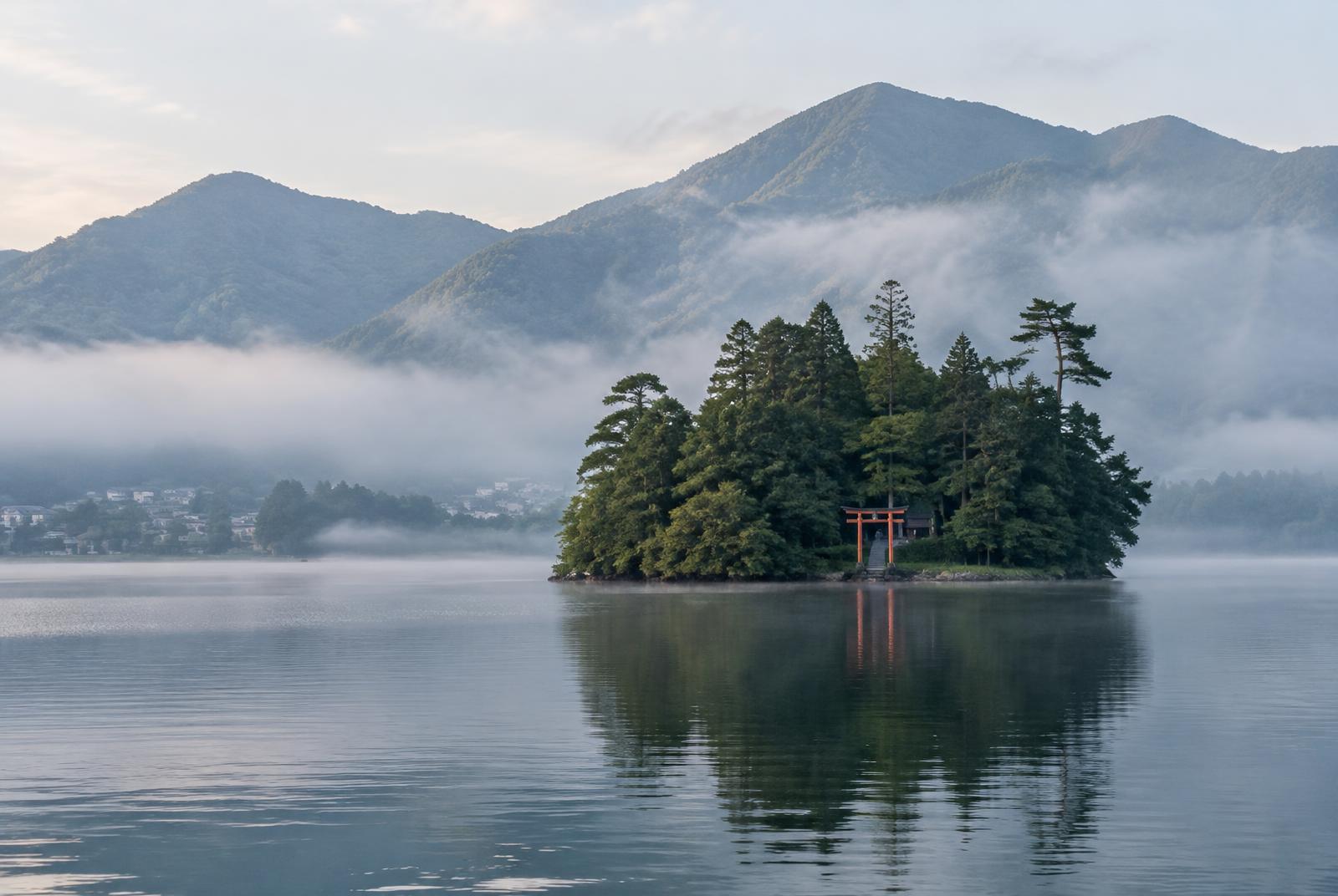Lake Nojiri in morning mist